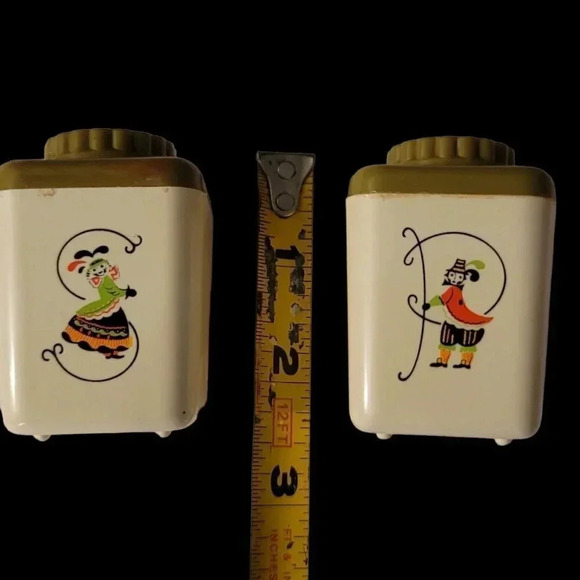 Vintage 70's Dutch Salt & Pepper Shakers Retro Mid Century Plastic Avocado Lids - Picture 12 of 12